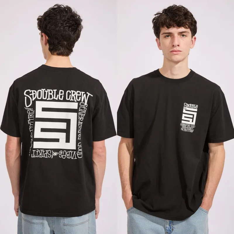 Streetwear Brand Generator - T-Shirt Nera con Grafica Skateboard DOUBLE,