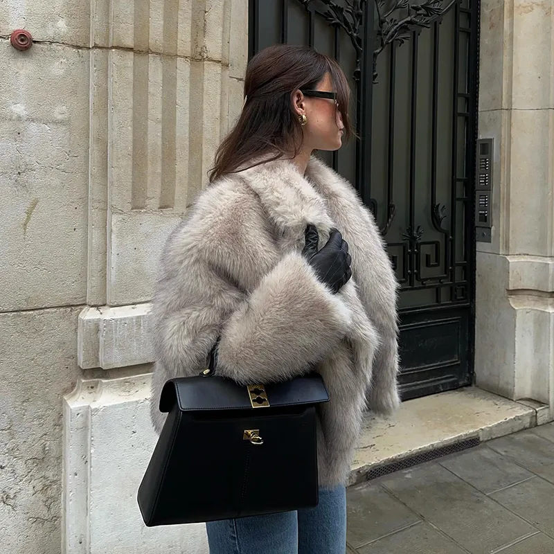 Giacca Chic da Donna in Finta  - Streetwear Girl Brand recensione e prezzo