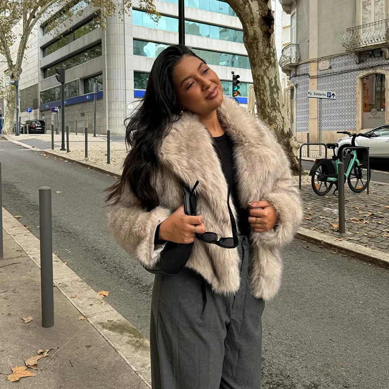 Giacca Chic da Donna in Finta  - Streetwear Girl Brand recensione e prezzo